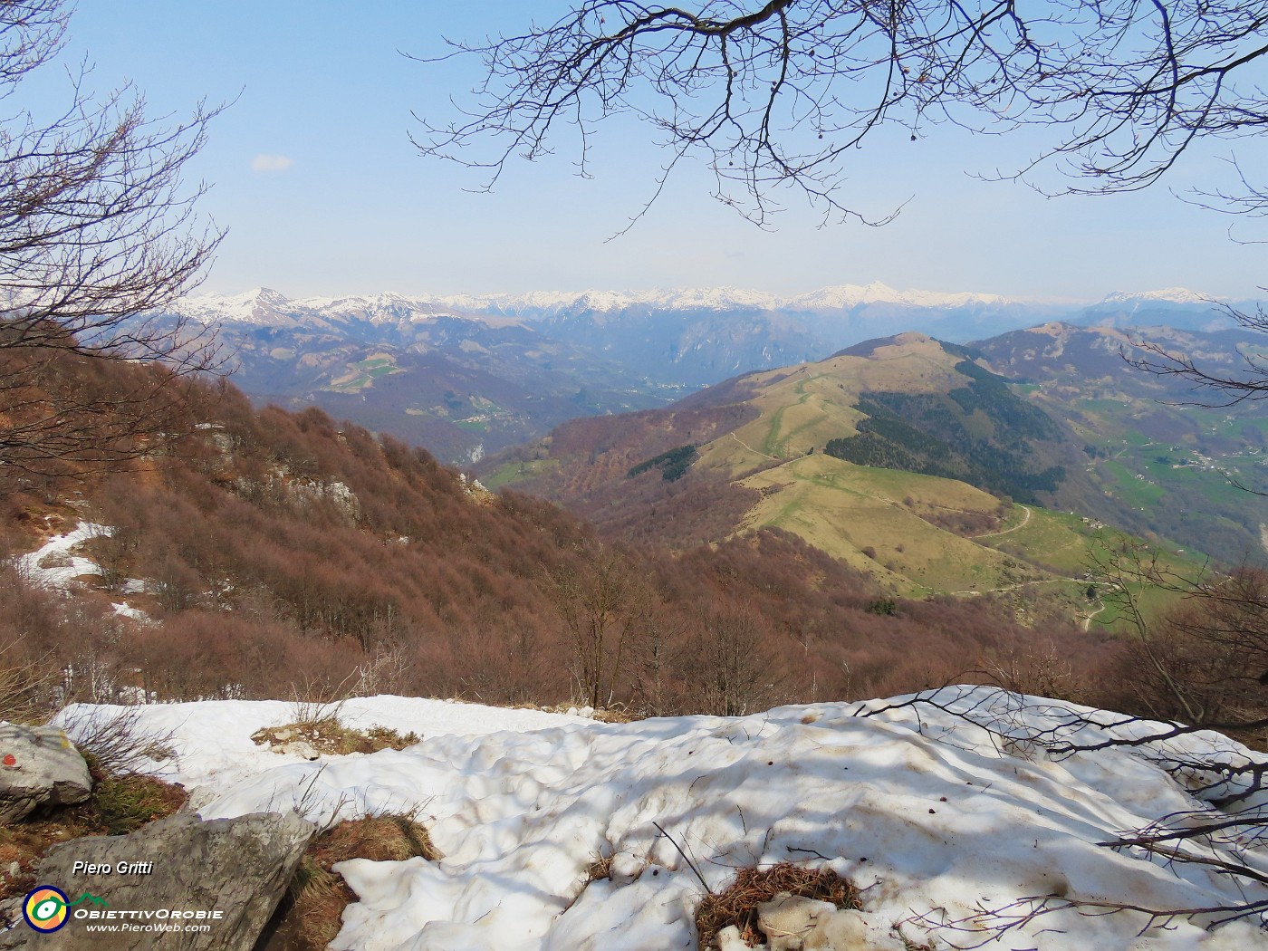 65 Entrando nel bosco la neve diminuisce.JPG